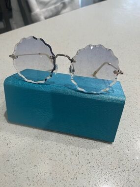 Scalloped Round Rimless Sunglasses - Light Blue Lenses